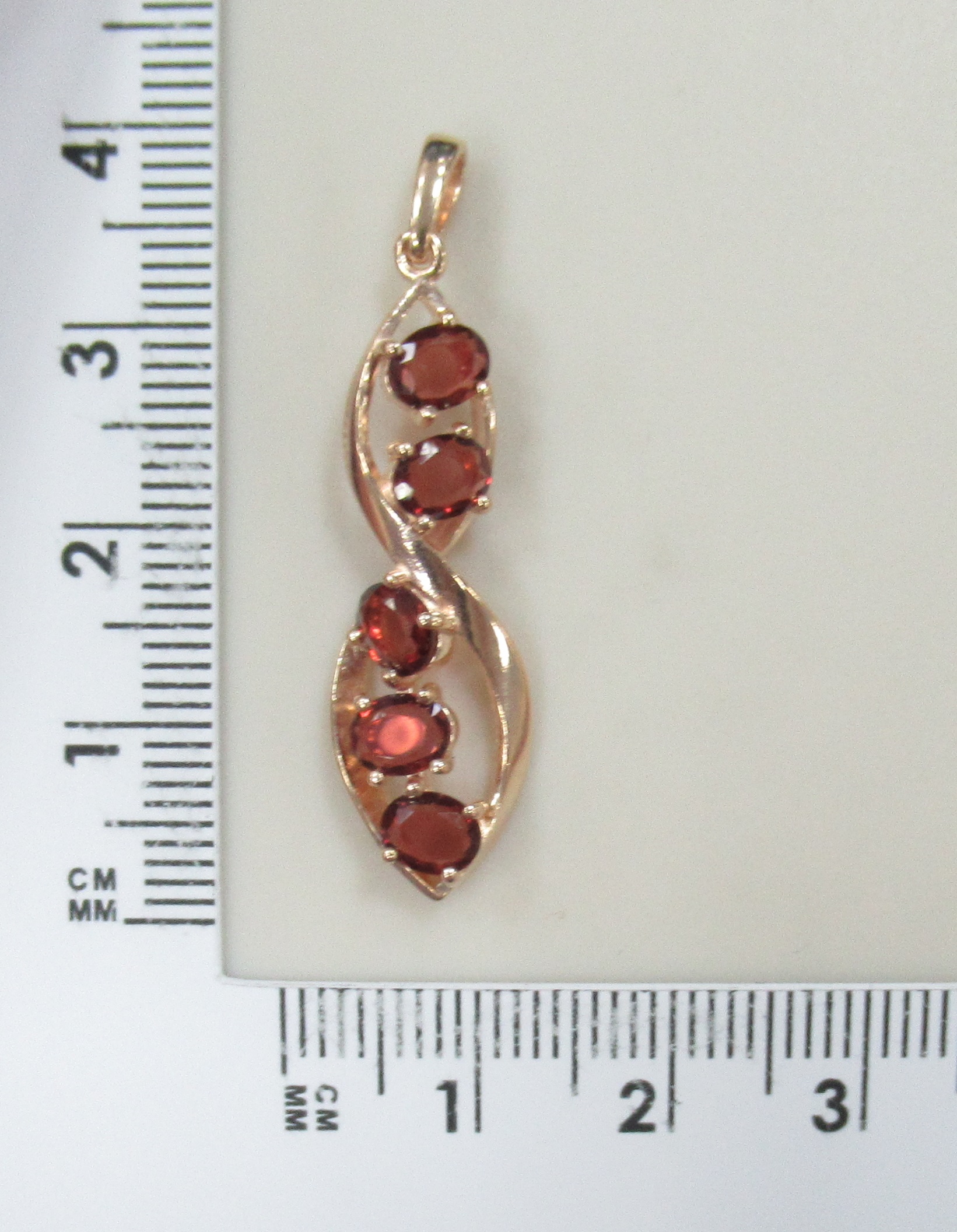 Серебряная подвеска с гранатами